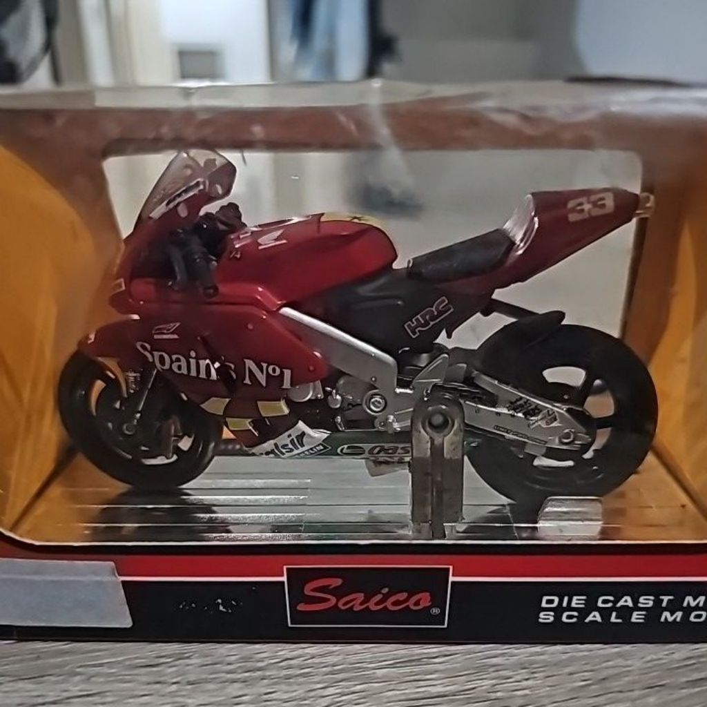 Diecast Saico MotoGP Honda Spain's no. 1 Marco Melandri 2006 1:18