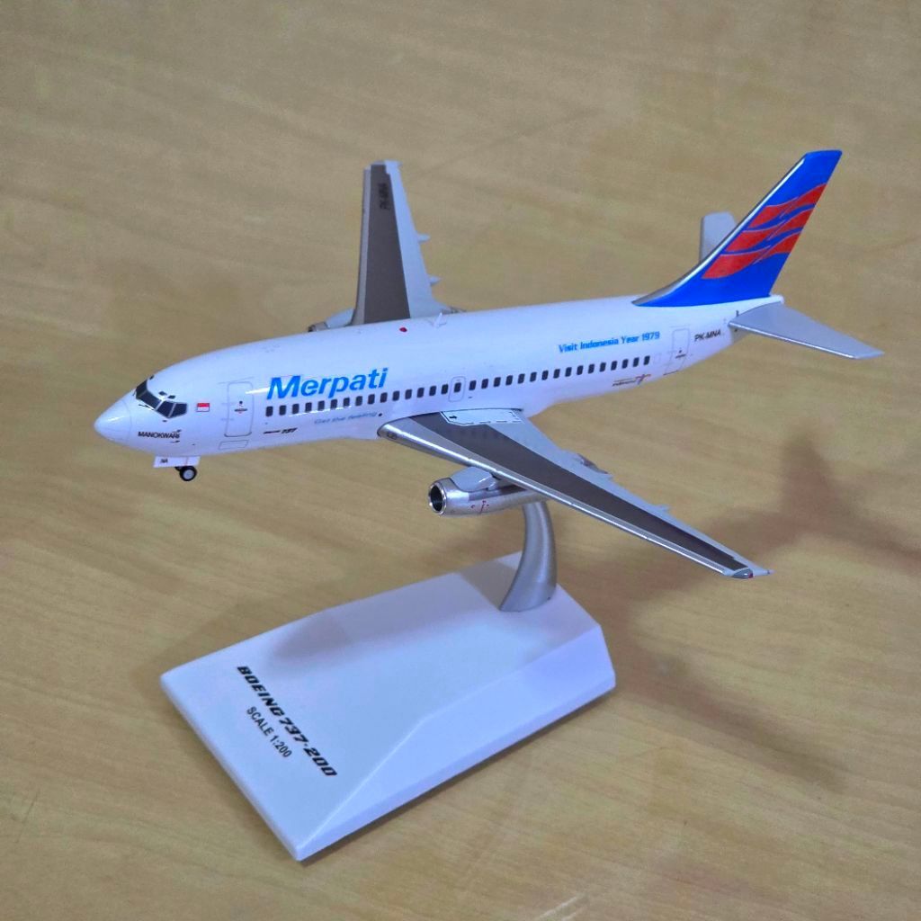 Model Pesawat Boeing 737-200 Merpati Scale 1:200 dengan Stand Display