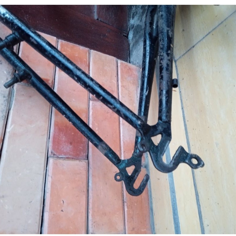 Frame sepeda hitam bekas spare part rangka sepeda