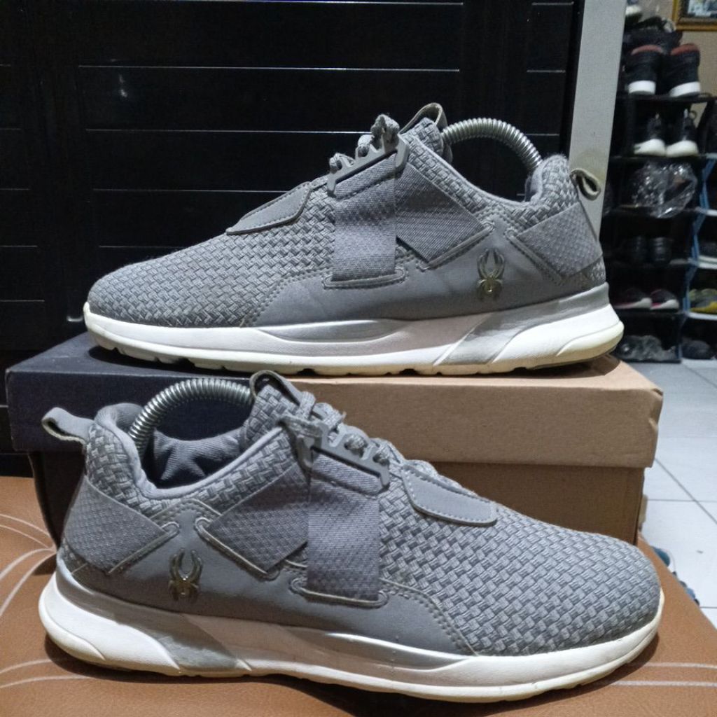 sepatu running 42