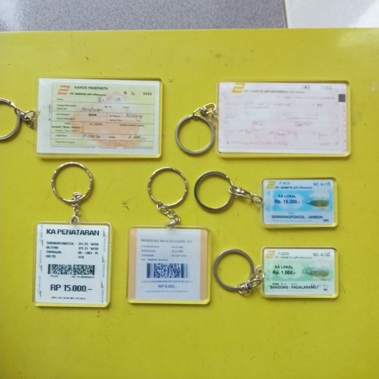Gantungan Kunci Akrilik Tiket Kereta Api Dua Sisi