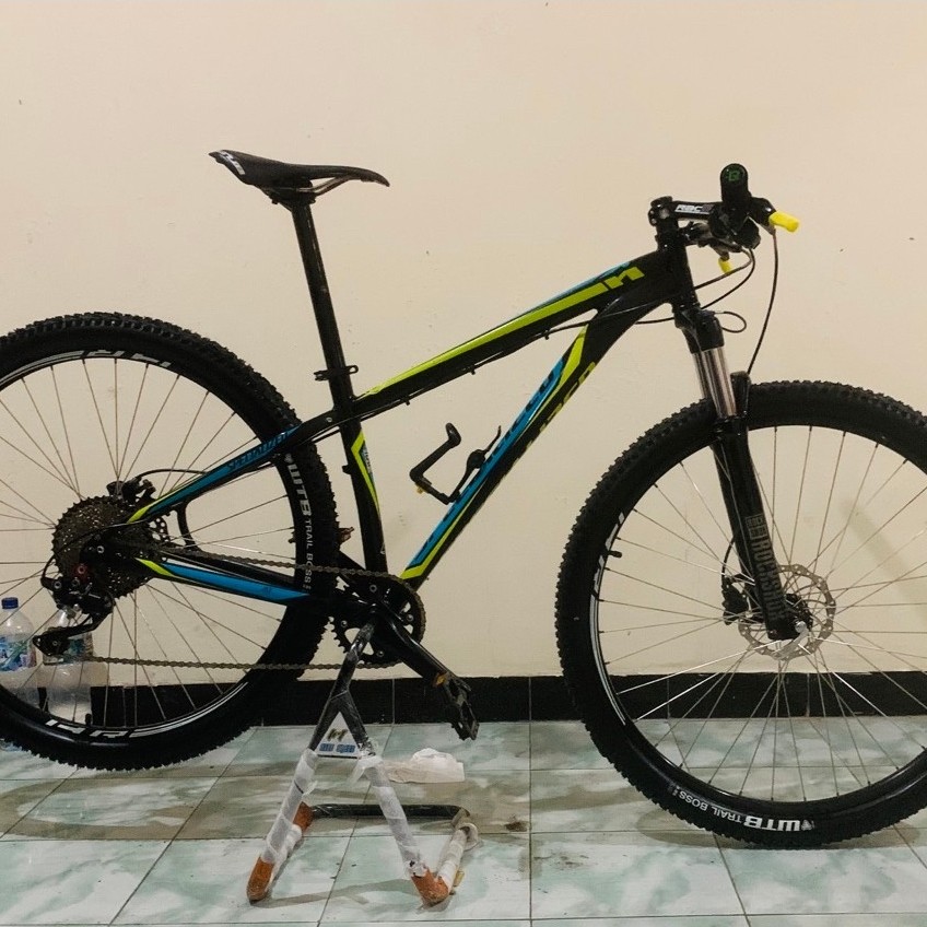 sepeda MTB Specialized hardrock sport 29 er (fork rockshock, Xt)