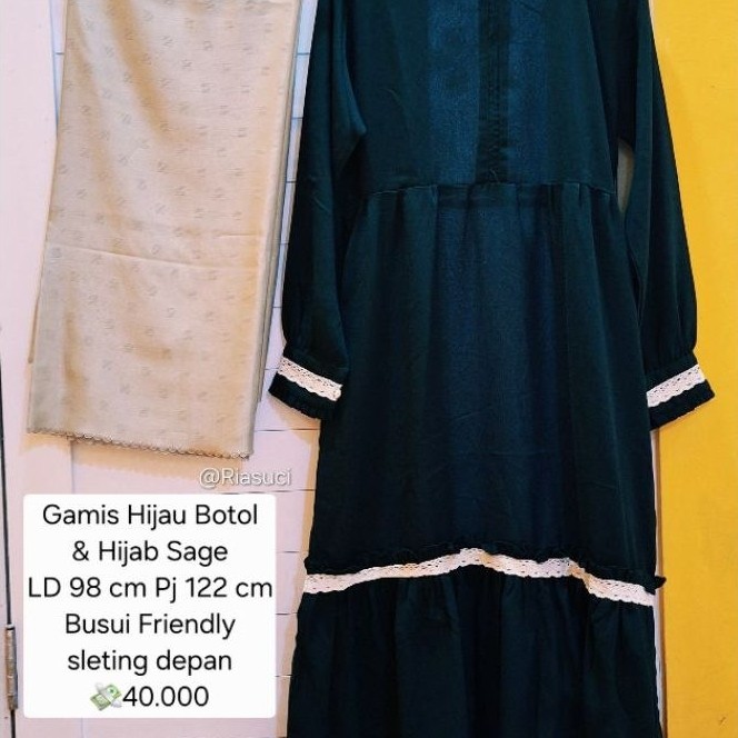 gamis wanita hijau botol dan hijab