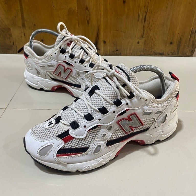 New Balance 827