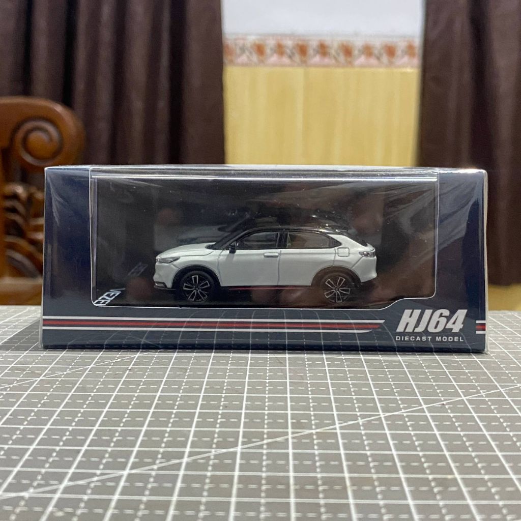 Hobby Japan 1/64 Honda VEZEL HEV PLaY Premium Sunlight White Pearl Diecast