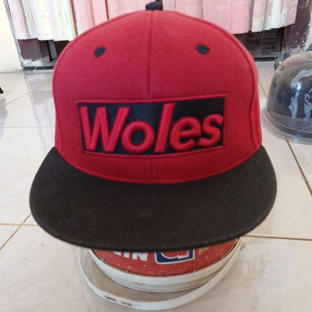 Topi Snapback Woles vintage warna merah hitam bordir logo unisex