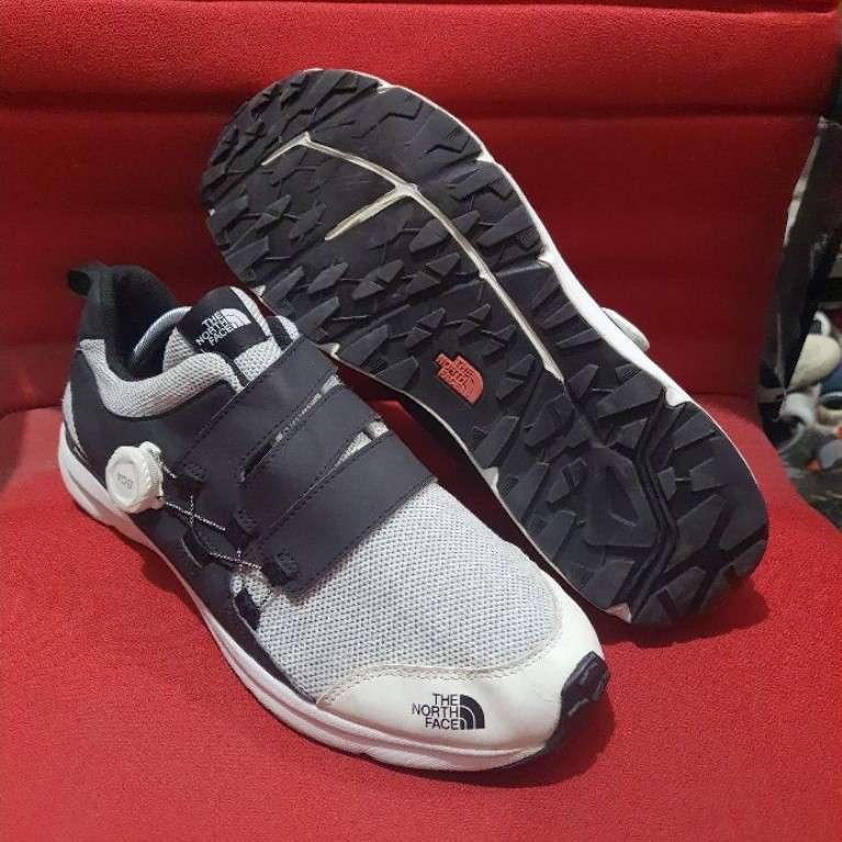 Sepatu TNF