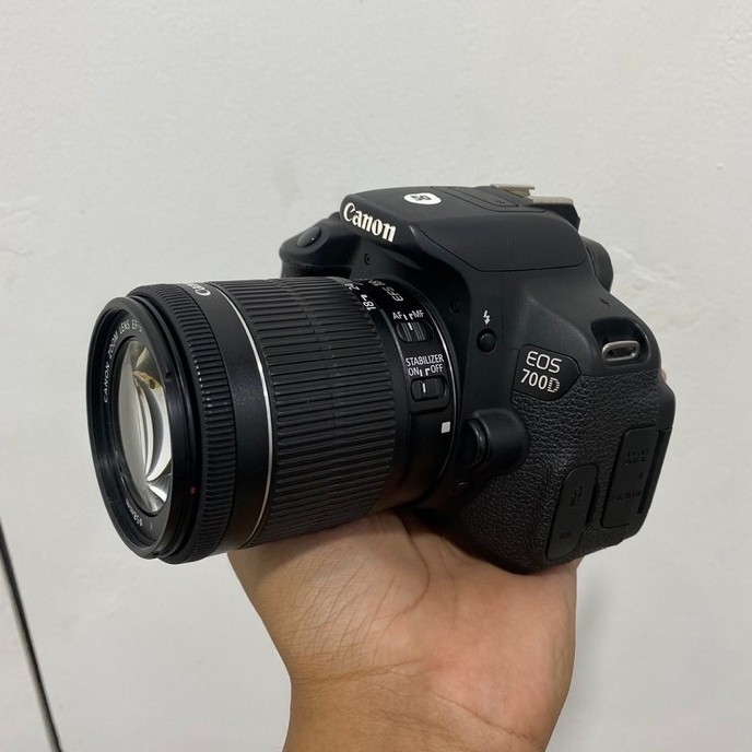Kamera DSLR Canon EOS 700D hitam dengan lensa zoom kamera foto