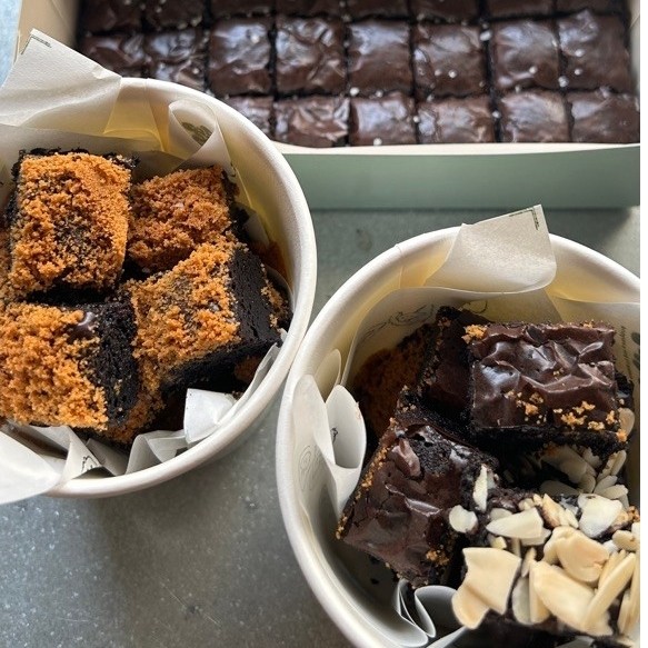 Fudgy Brownies Feast (20x10cm)