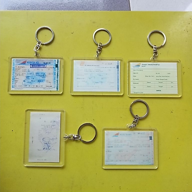 Gantungan Kunci Akrilik Tiket Kereta Api Satu Sisi