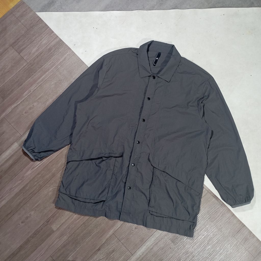 Jacket parasut olahraga DEUTER