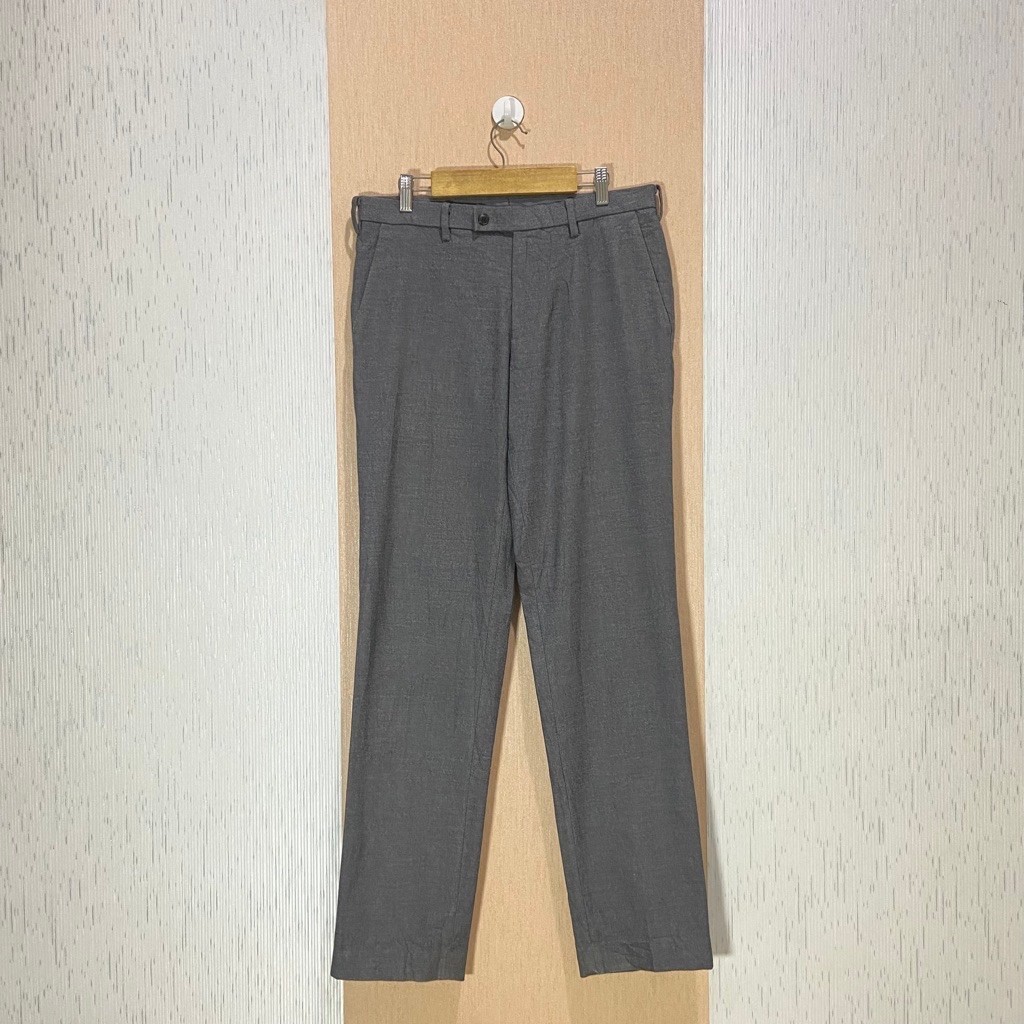 Work Pants UNIQLO HEATTECH Straight Fit / Celana Bahan Pria / JP618 / Size 32
