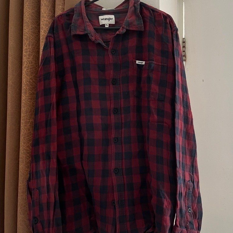 Kemeja Flannel Wrangler Lengan Panjang Motif Pinggitan Merah Hitam dengan Saku Depan