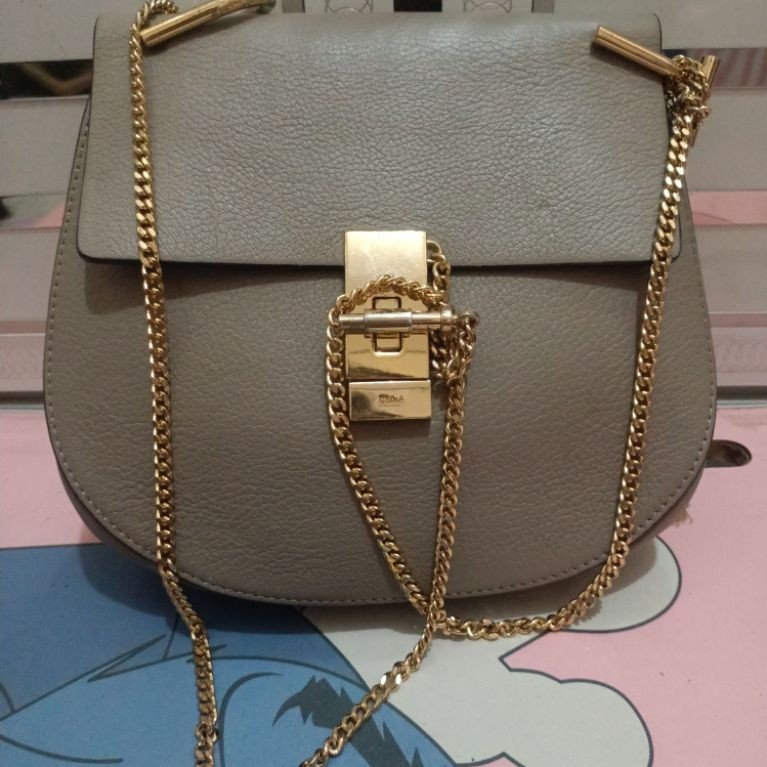 Preloved Celine Tas Selempang Wanita Abu-Abu dengan Rantai Emas