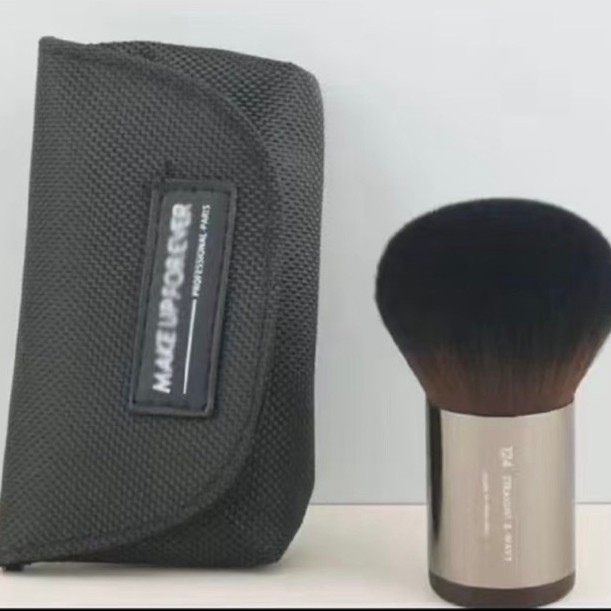 Kuas Foundation Makeup Forever dengan Tas Penutup Hitam