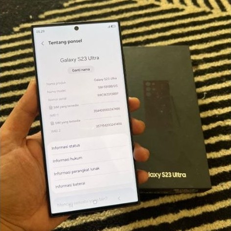 Samsung Galaxy S23 Ultra HP hitam dengan kotak