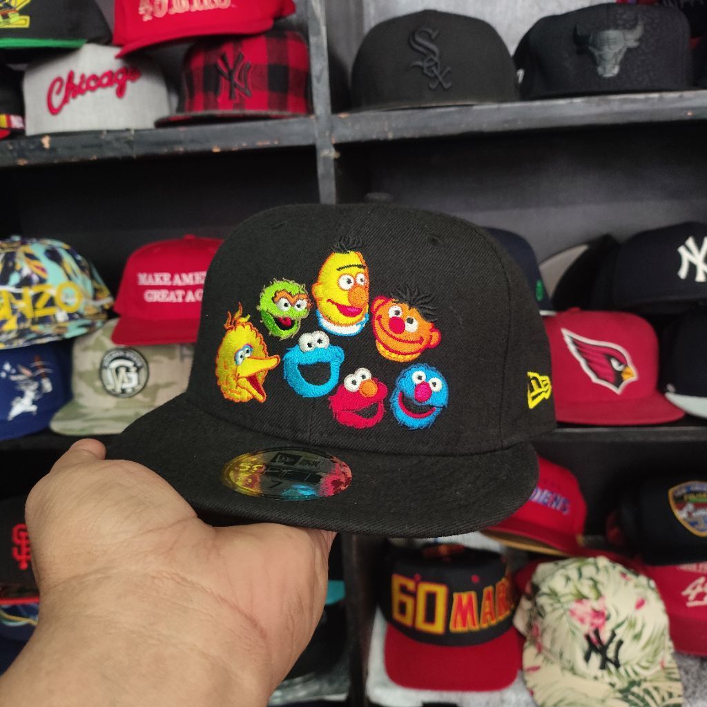 Topi New Era 59FIFTY baseball cap featuring embroidered Sesame Street character faces