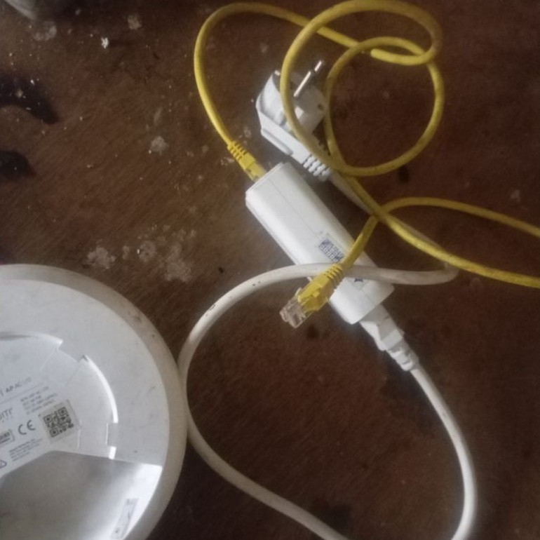 akses point UNIFI UAP AC LITE COPOTAN BEKAS NORMAL KONDISI DAN KELENGKAPAN SESUAI FOTO