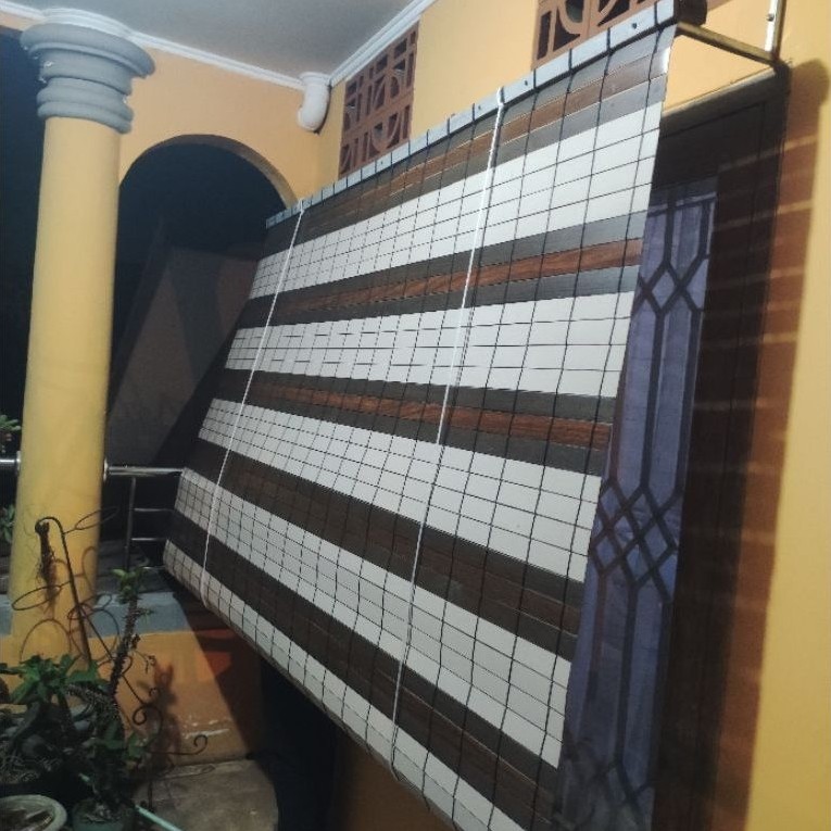 Tirai Krey PVC Outdoor Anti Air Panas Plastik Teras Rumah Gulung Kerekan Siap Pasang Custom Ukuran