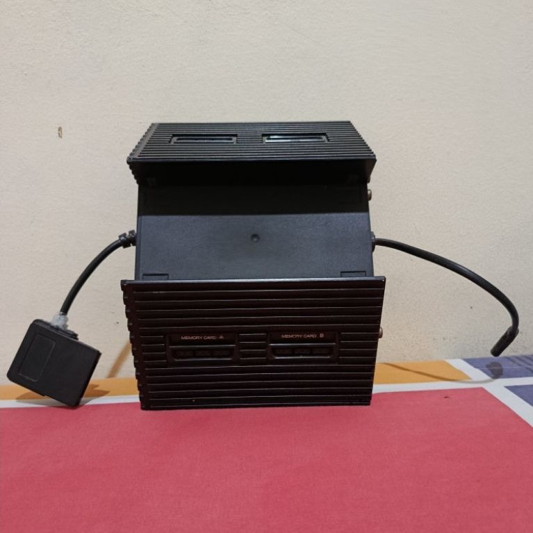 Multitap PS2 stand vertical untuk main 4 player.