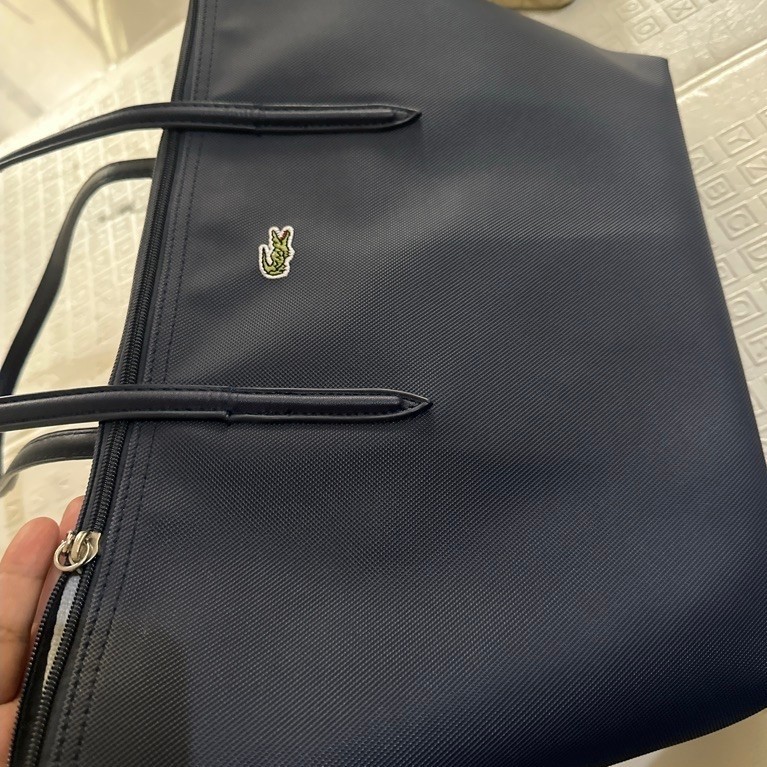 LACOSTE Tote Bag Wanita Preloved Zipper Ukuran 38x25x14,5cm Motif Polos