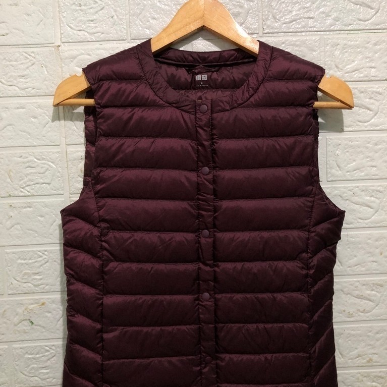 UNIQLO Ultralight Down Vest O neck jaket merah maroon