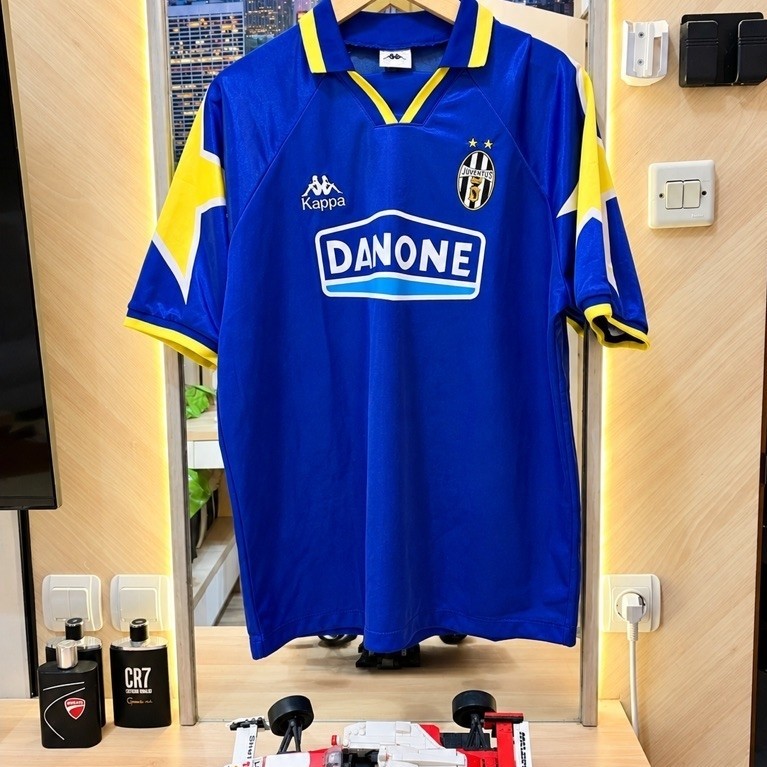 jersey tandang (away) Juventus musim 1994/1995