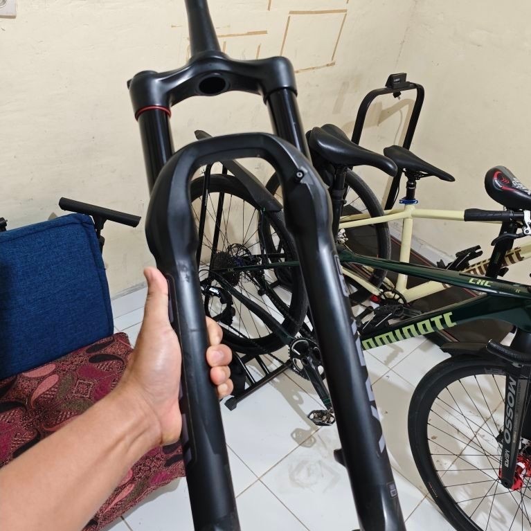 ROCKSHOX YARI 29 ER TA BOOST TRAVEL 160