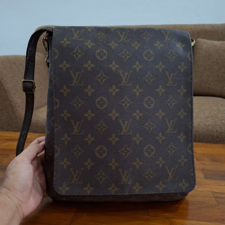 Preloved tas sling/ selempang LV