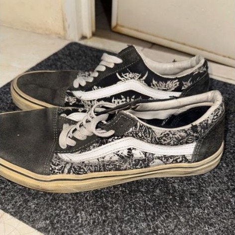 sepatu fans
