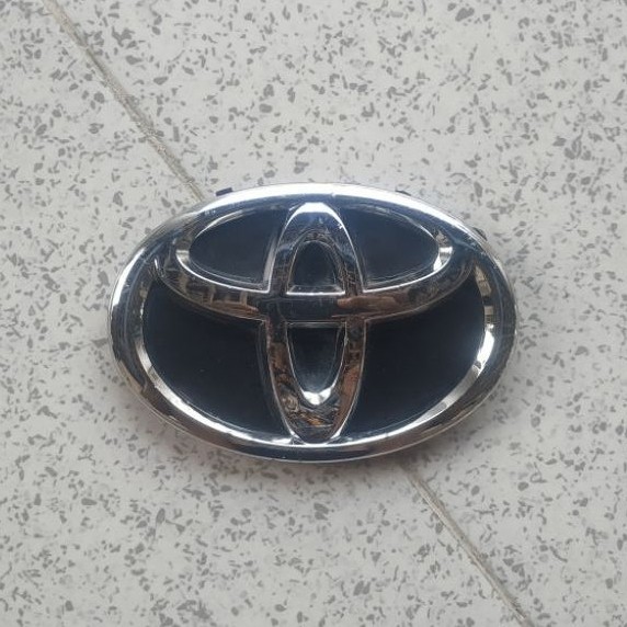 Emblem logo toyota original bekas