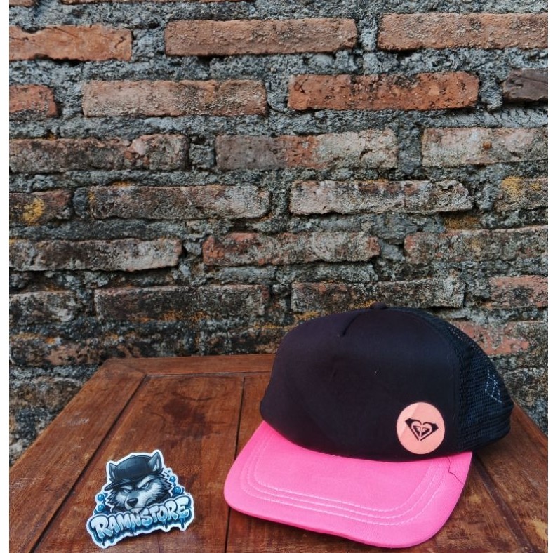 topi roxy trucker