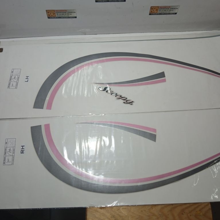 STICKER STRIPING BODY HONDA SCOOPY KARBU SET WHITE PINK ORIGINAL AHM