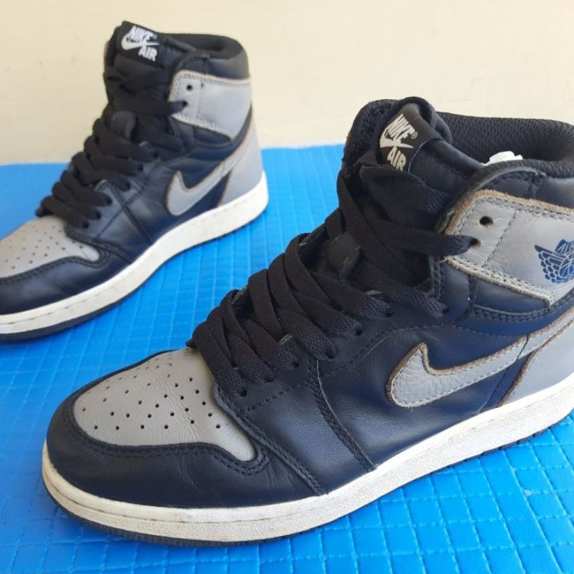 Sepatu sneakers size 37 high-top Nike Air Jordan 1 warna biru tua abu-abu putih