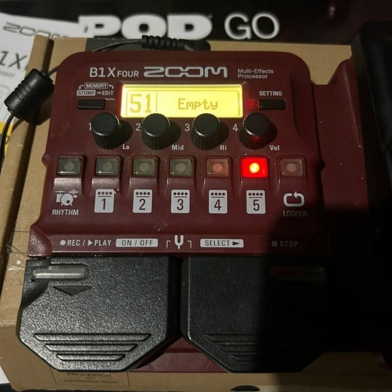 Efek Bass ZOOM Four Multi Pedal