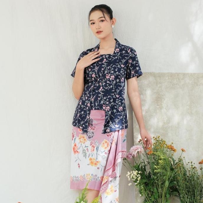 Kebaya Remaja Kutubaru Ajeng Lengan Pendek Meradelima Katun Biru Navy