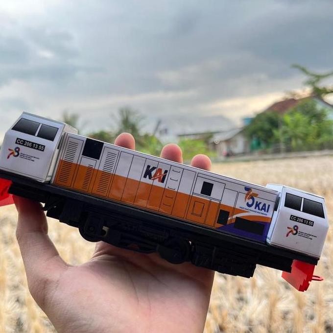 Miniatur Kereta Api Lokomotif cc206 Livery Hut KAI 78 Mesin bisa jalan