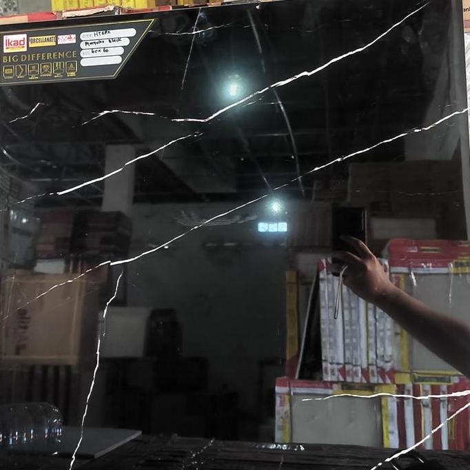 GRANIT 60X60 HITAM MOTIF MARMER SALUR PUTIH