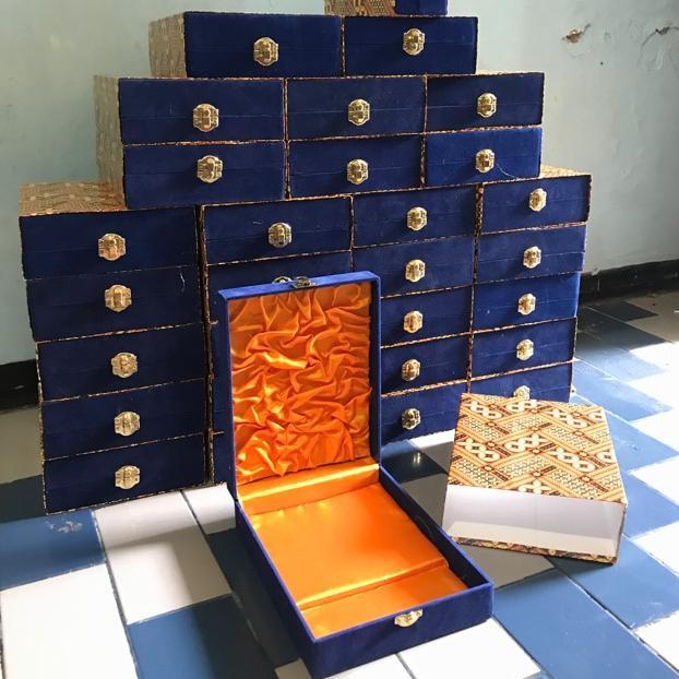 BOX PLAKAT BOX PLAKAT KOTAK PLAKAT KOTAK BELUDRU BOX VANDEL
