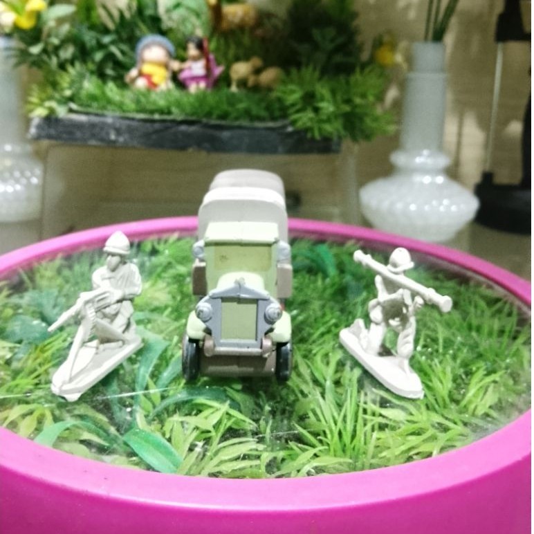 mainan figure tentara