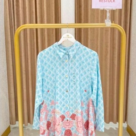 Rosette Shirt Wearing Klamby
