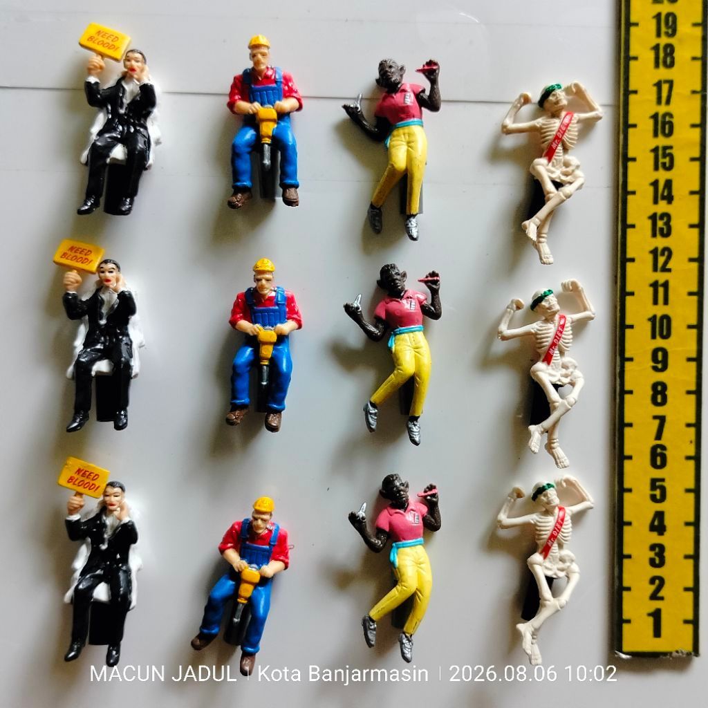 MINIATUR FIGURE DRACULA & FRIEND, BAHAN KARET PADAT