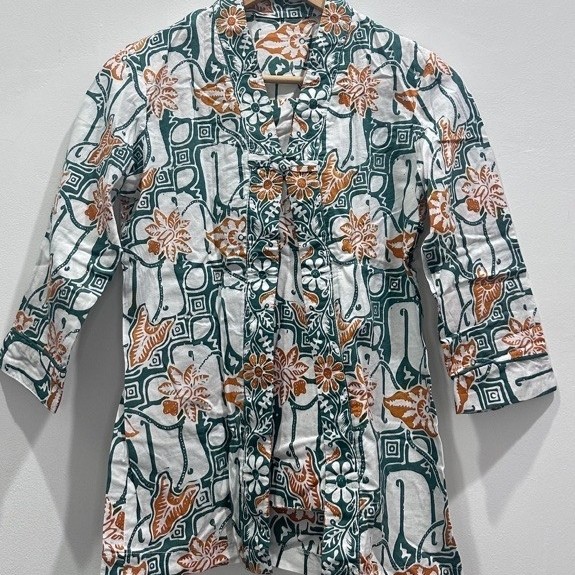 Atasan batik model kebaya