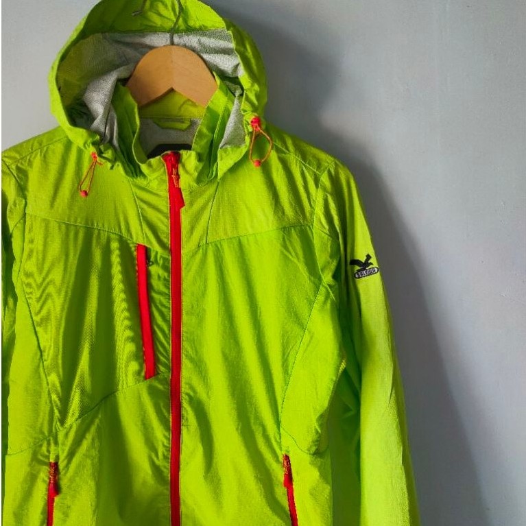 Jaket Outdoor Tipis SALEWA Size S Gorpcore Waterproof Original Second
