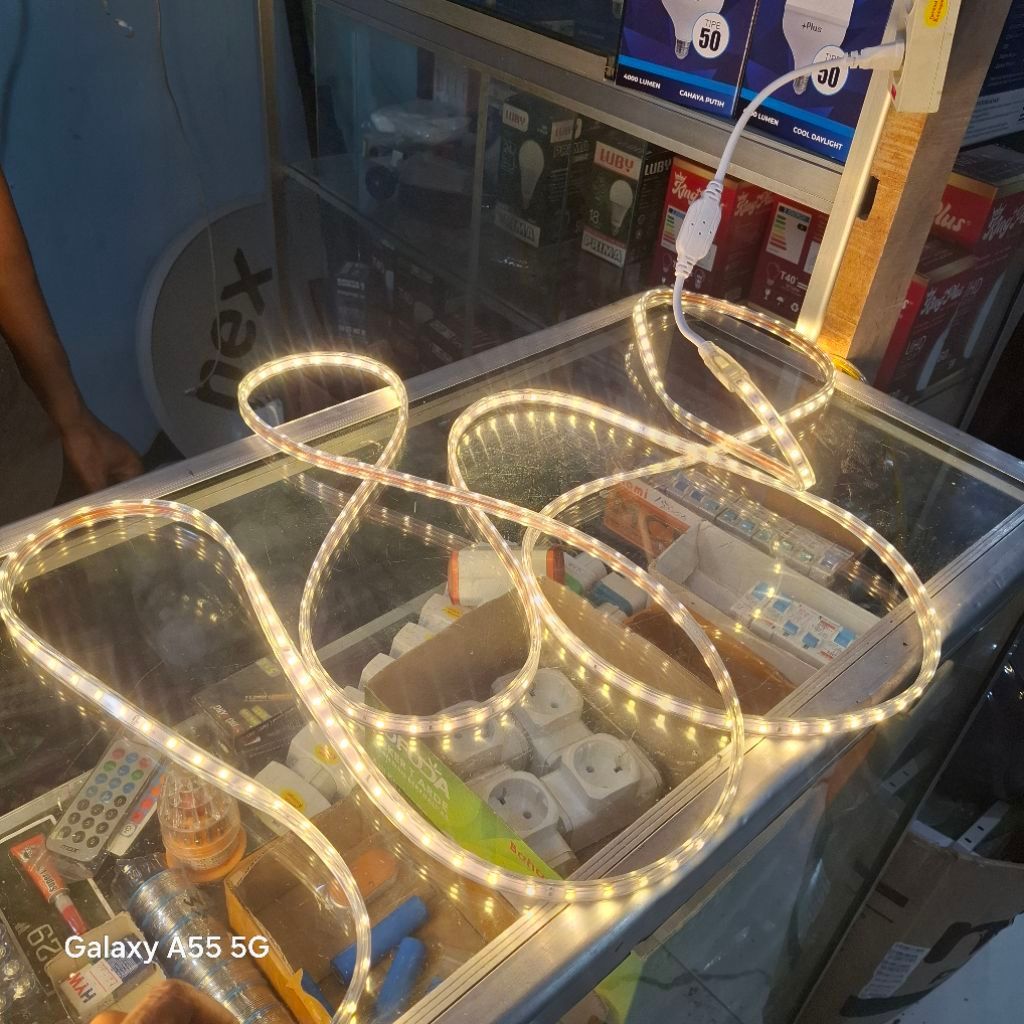 lampu led strip bossecom dan adaptor warm whaite