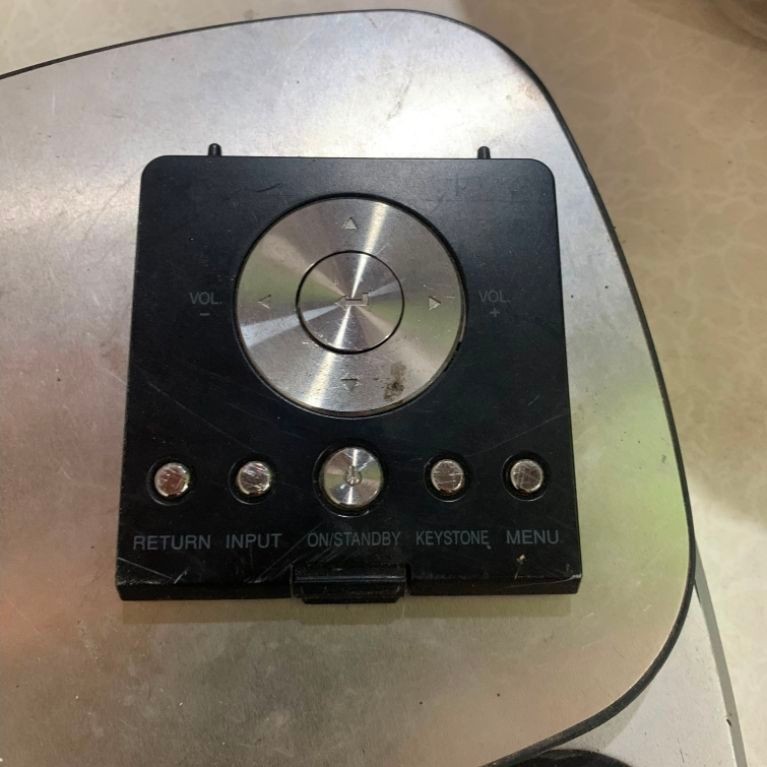 Tombol pada proyektor Toshiba TLP-XC3000