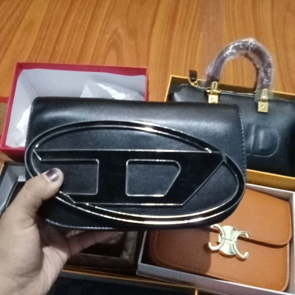 Tas Sling Rotelli Art 042 dengan Desain Elegan dan Warna Hitam