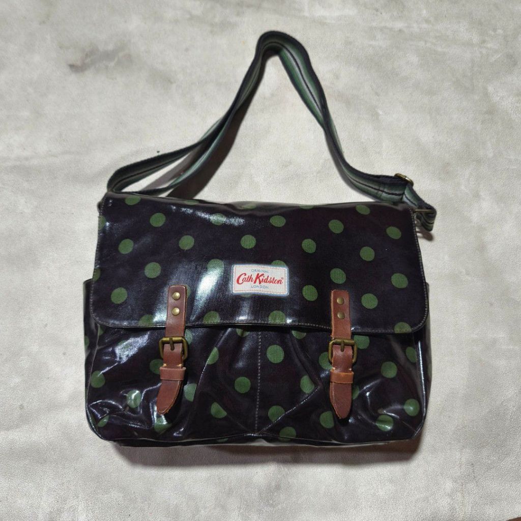 Tas slempang massanger wanita cath kidston hitam