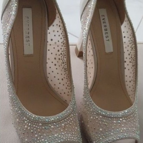 PRELOVED HEELS EVERBEST WARNA BEIGE Sepatu high heels wanita warna krem dengan manik-manik dan hak b