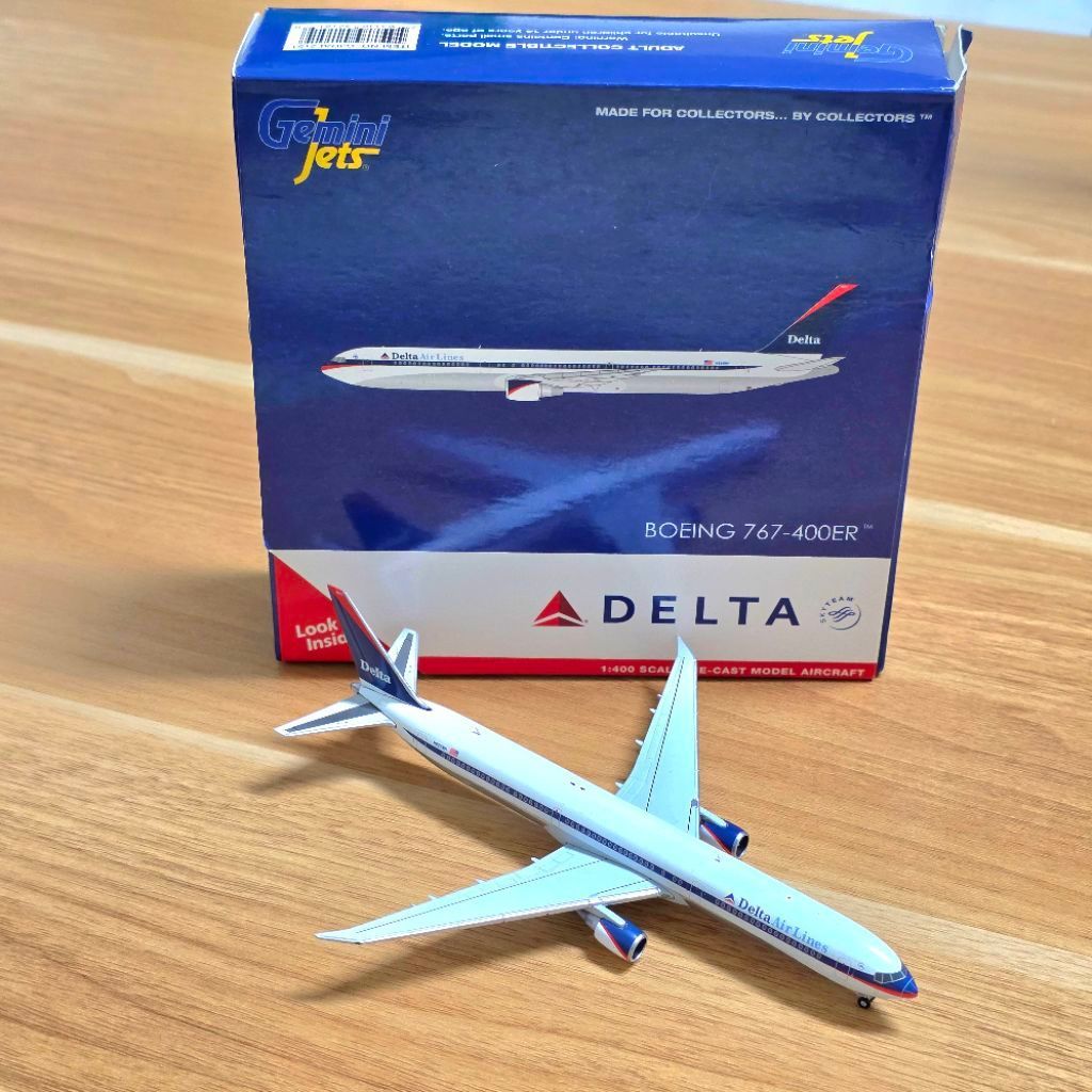 miniatur pesawat die-cast skala 1:400 dari GeminiJets berupa Boeing 767-400ER Delta Air Lines dalam 